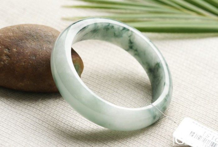 几款特价但是非常漂亮的翡翠手镯,用来搭衣服