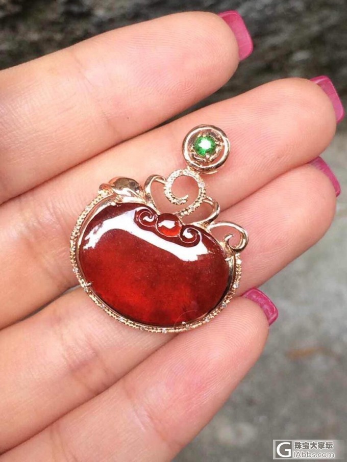 红色,尤其是翡翠里面那种经典意义的鸡血红,其给人视觉上的享受